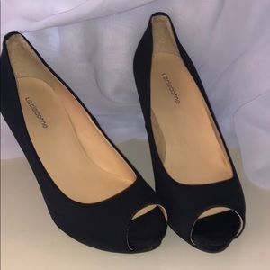 Liz Claiborne peep toe black 3” pumps in 5 M